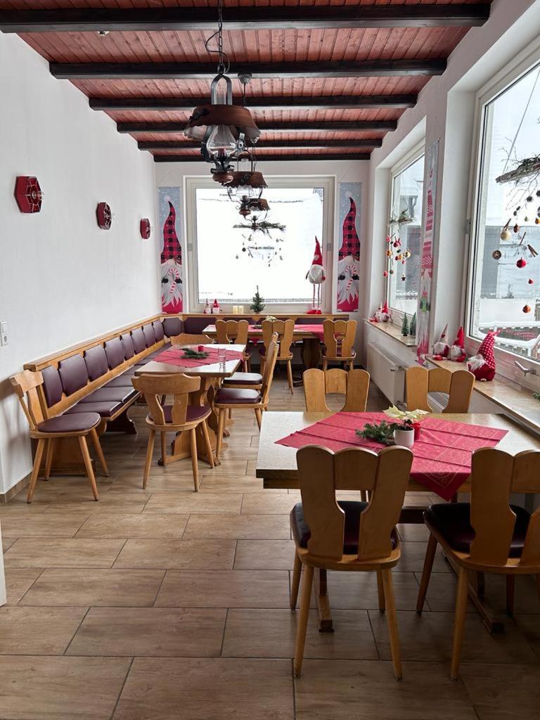 Haus Astenblick In Winterberg Fuer Bis Zu 35 Personen Fuer Wanderveranstaltungen Und Familienfeiern Exterior photo